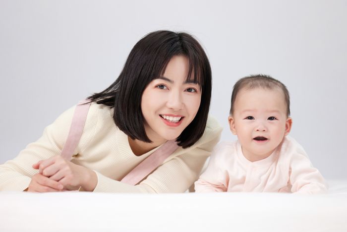 1630742247778011.jpg 攝圖網(wǎng)_501725321_嬰兒與月嫂的溫馨互動(企業(yè)商用).jpg