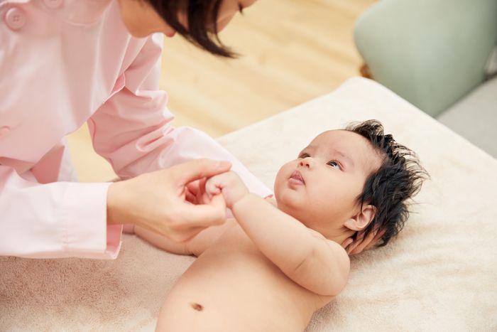 1633680079159277.jpg 攝圖網(wǎng)_501694446_高檔月子中心護(hù)工和嬰兒互動(企業(yè)商用).jpg