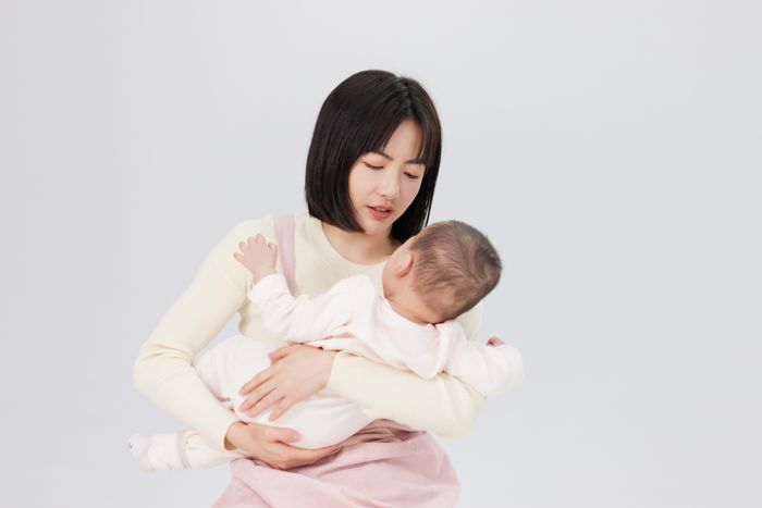 1634636370385390.jpg 攝圖網_501725324_抱著嬰兒小寶寶的月嫂(企業(yè)商用).jpg