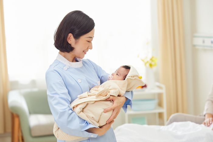 1635334109856492.jpg 攝圖網(wǎng)_501694182_高檔月子中心護(hù)工和嬰兒互動(dòng)(企業(yè)商用).jpg