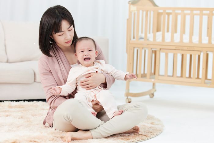 1639121822881985.jpg 攝圖網(wǎng)_501725428_安撫哭泣嬰兒的月嫂(企業(yè)商用).jpg