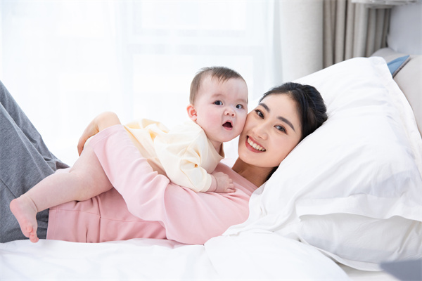 1656576563263377.jpg 攝圖網(wǎng)_501576985_媽媽和嬰兒幸福玩鬧(企業(yè)商用).jpg