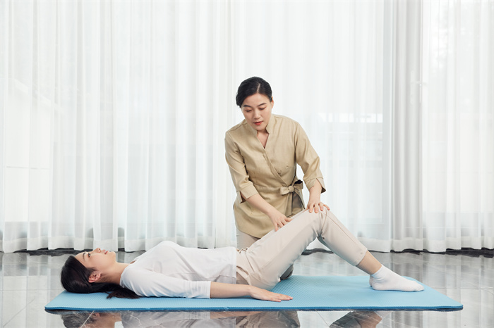 攝圖網(wǎng)_502383653_月嫂幫助產(chǎn)婦做產(chǎn)后瑜伽護理（企業(yè)商用）.jpg